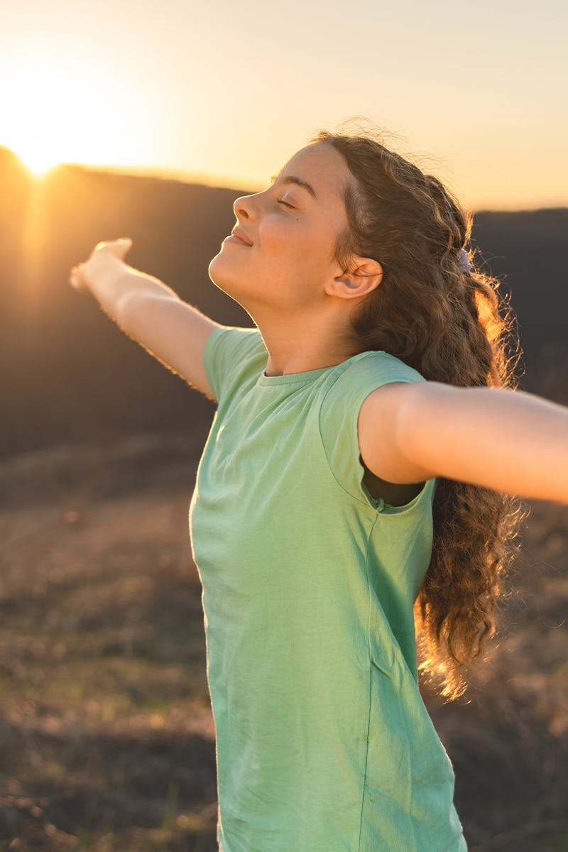 Fille heureuse qui respire la sérénité