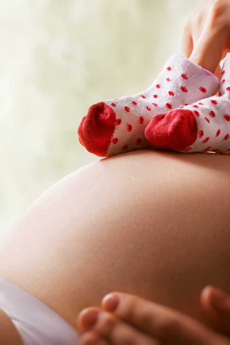 Femme enceinte en préparation à la maternité