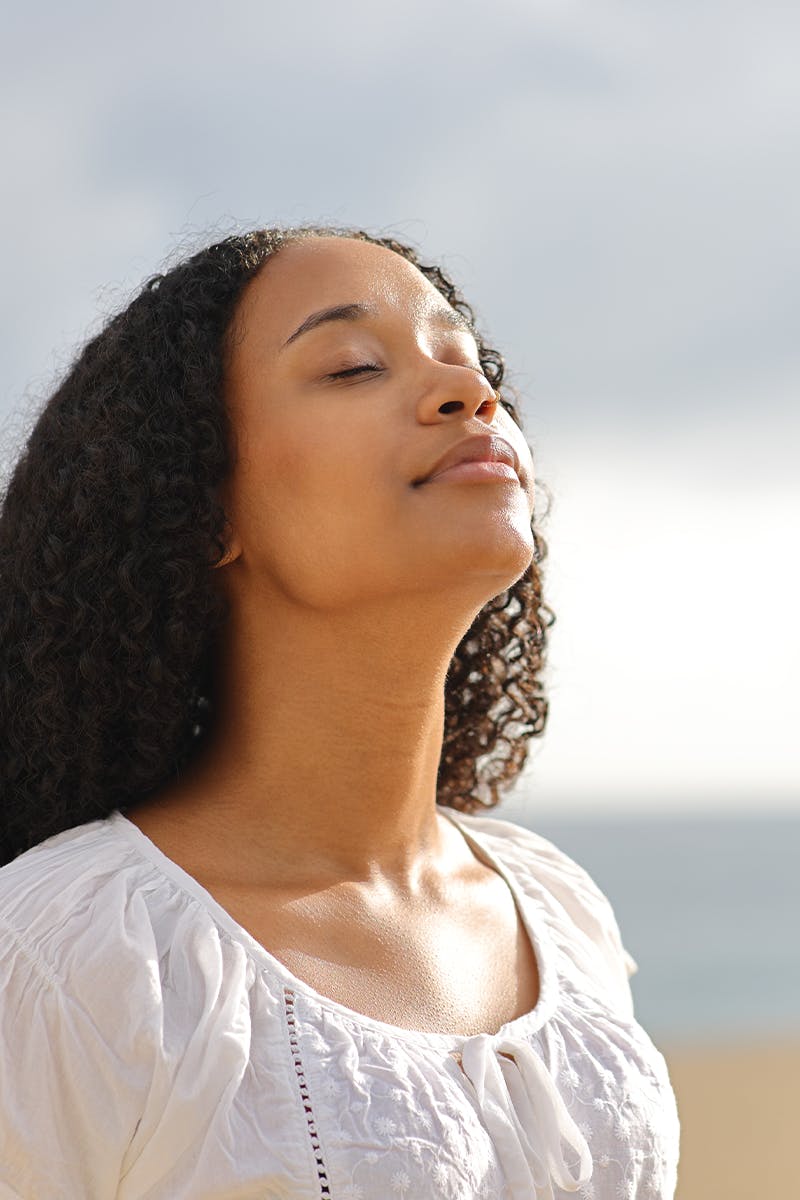 Femme qui respire le sérénité