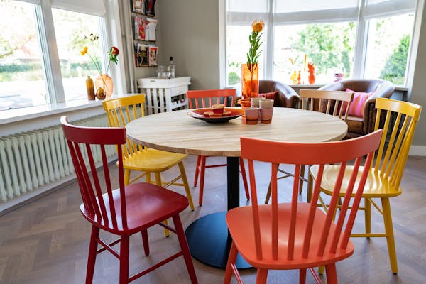 MaximaVida rond eiken tafelblad Minsk met maxime stoelen okergeel warm oranje en steenrood Meubelen klein