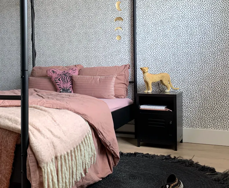 Zwart nachtkastje bij het bed in de slaapkamer