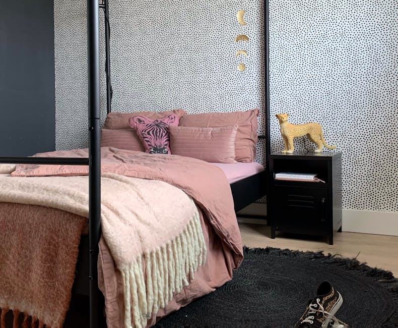 Schwarzes Nachttischchen neben dem Bett im Schlafzimmer