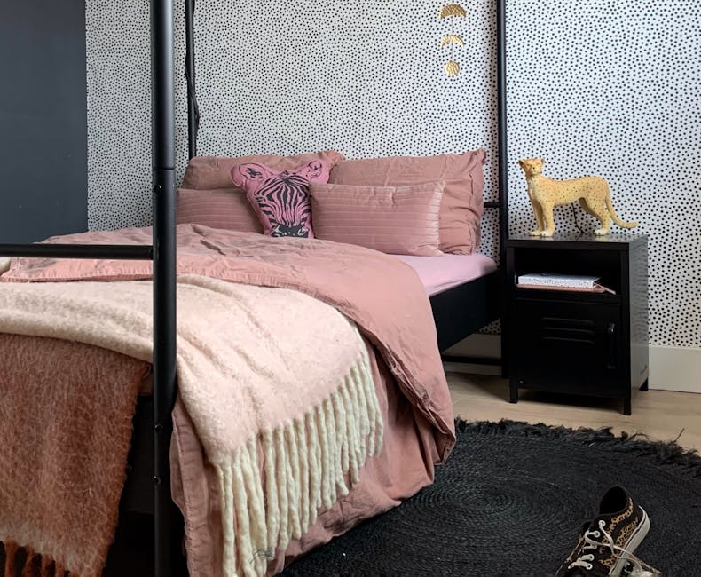 Zwart nachtkastje bij het bed in de slaapkamer