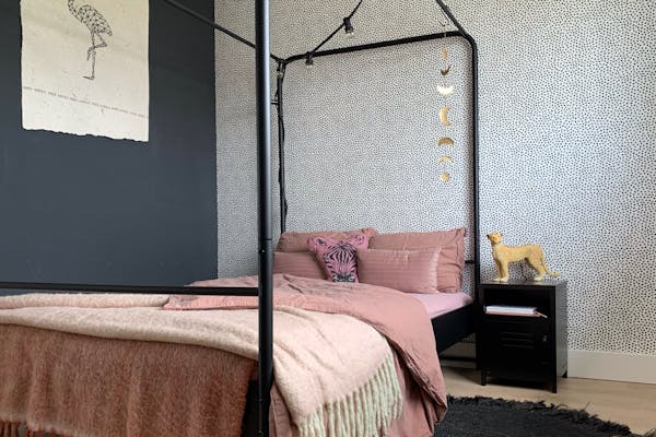 Zwart nachtkastje bij het bed in de slaapkamer