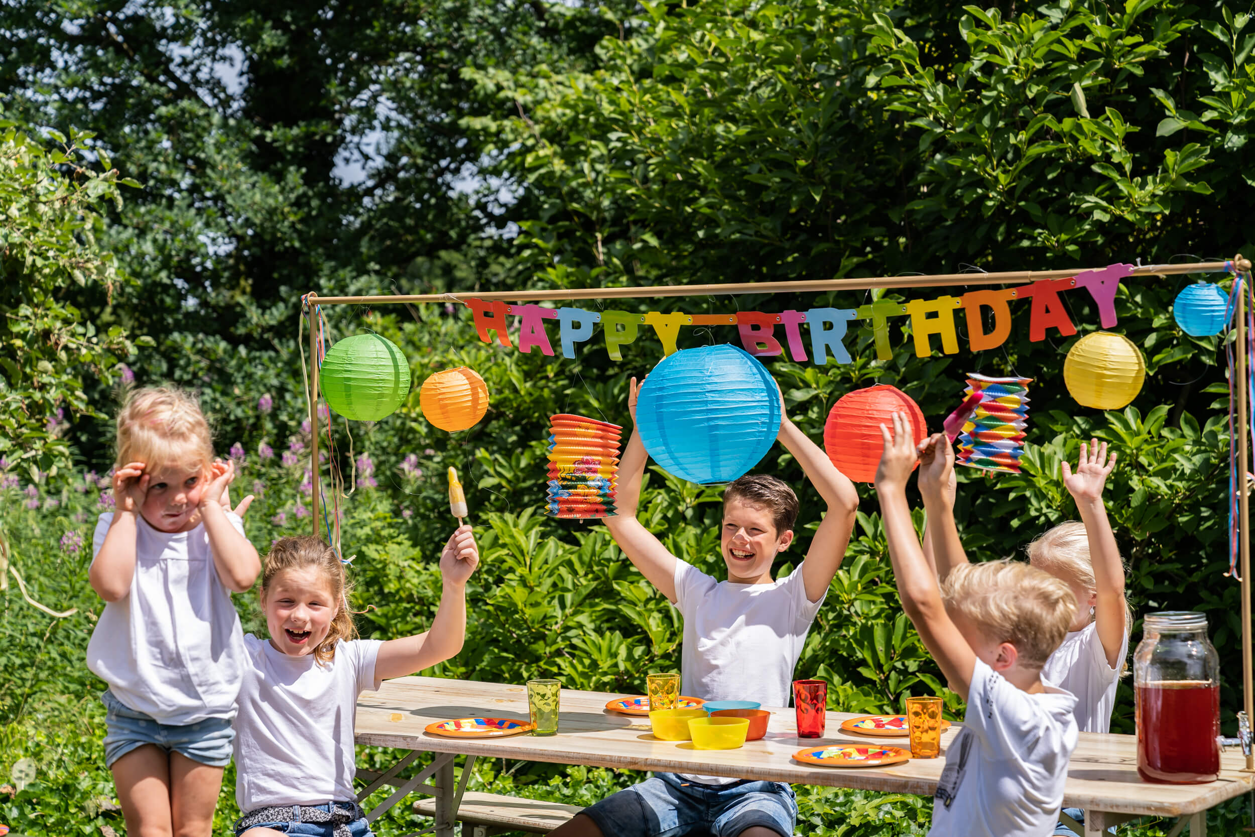 metal decorative frame Babs with birthday decoration and happy children