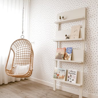 Jamie Wandregal in Elfenbein im Kinderzimmer