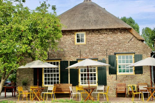 Terras met metalen Max tuinstoelen in drie kleuren