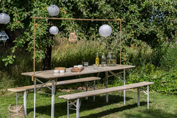 metalen decoratieframe Babs op inklapbare picknicktafel berlijn whitewash met versieringen