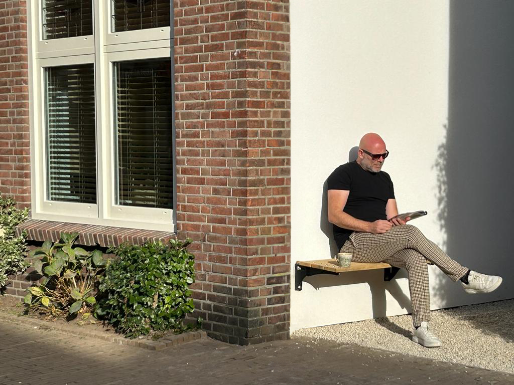 Gevelbank Jordaan geplaatst aan de zijkant van het huis