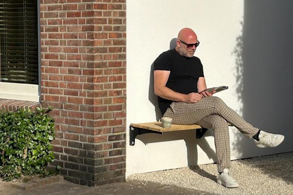 Gevelbank Jordaan geplaatst aan de zijkant van het huis