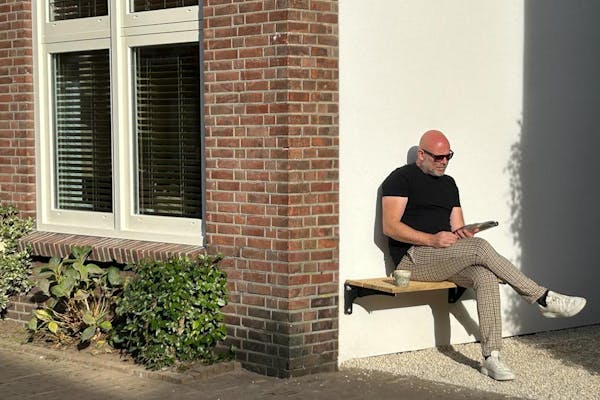 Gable bench Jordaan placed at side of house