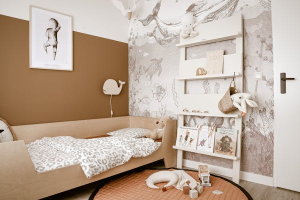 Wandrek Jamie ivoor naast bed in kinderkamer