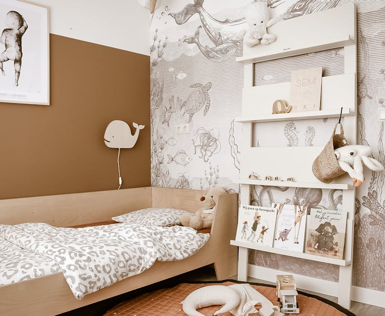 Wandrek Jamie ivoor naast bed in kinderkamer