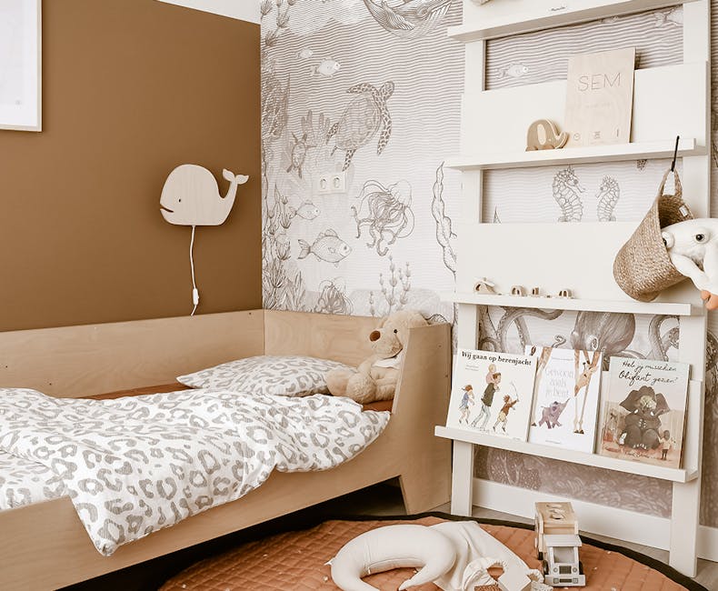 Jamie Ivory Wall Rack neben dem Bett im Kinderzimmer