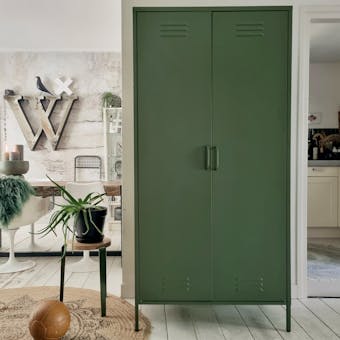 MaximaVida kleding lockerkast Finn olijfgroen in woonkamer licht