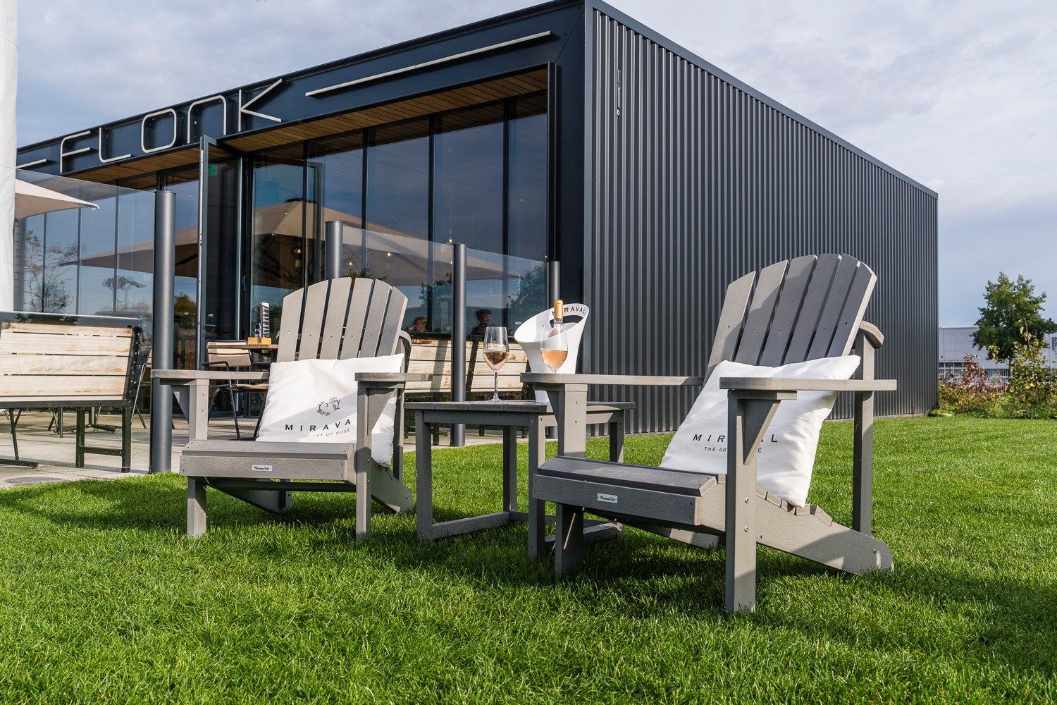 Terras met MaximaVida kunststof adirondack tuinstoel grijs