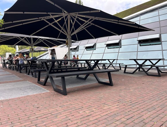 terras aluminium picknicktafel Dex zwarte omlijsting Madurodam