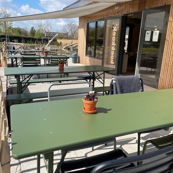 MaximaVida inklapbare picknicktafel Berlin op het terras van Puur Geluk