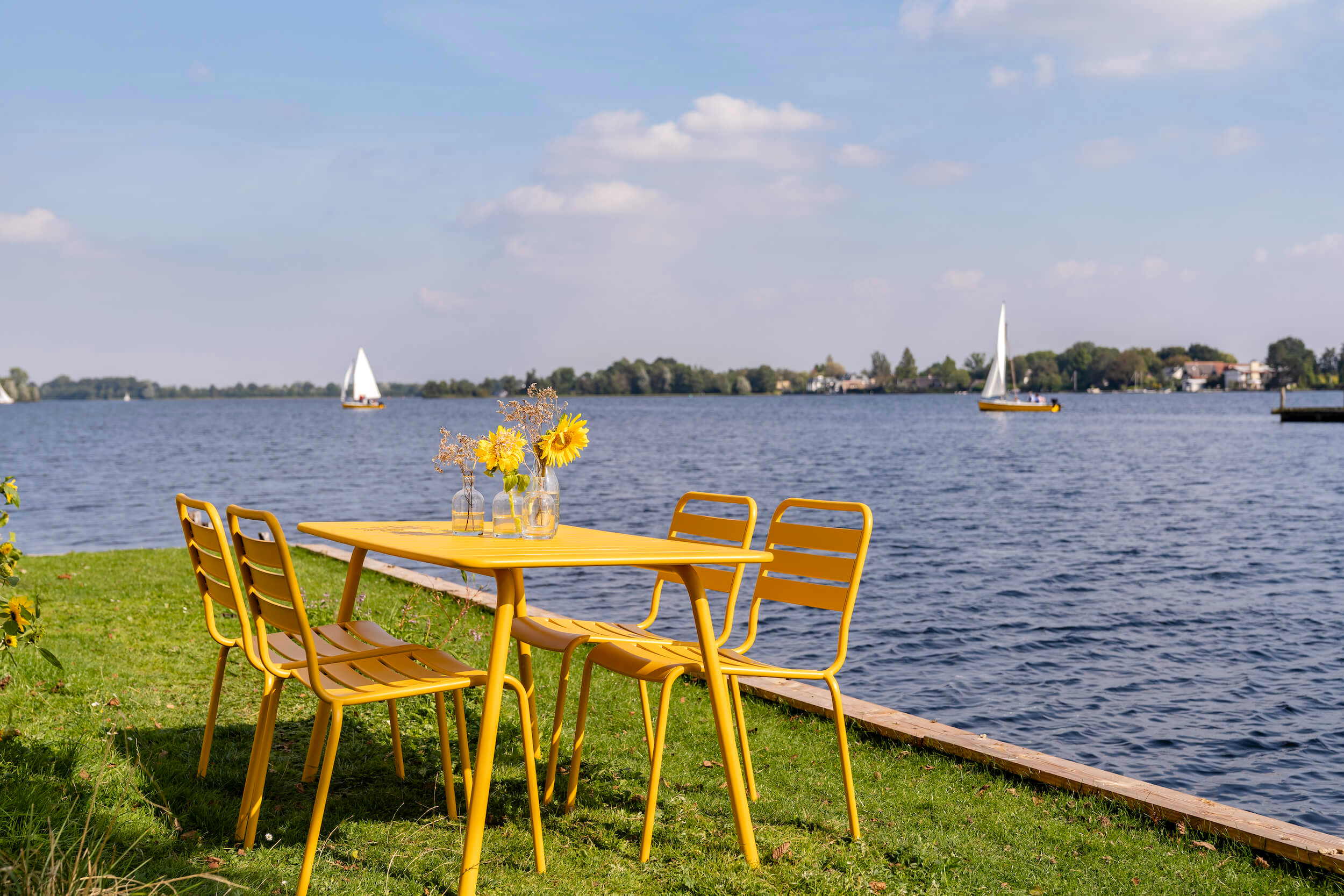 Ockergelbe metall-gartensitzgruppe Max am wasser