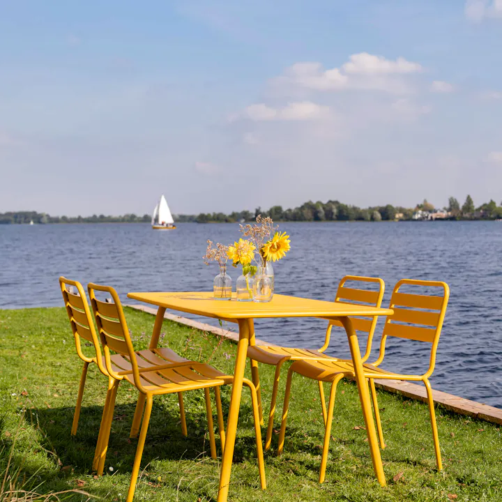 Ockergelbe metall-gartensitzgruppe Max am wasser