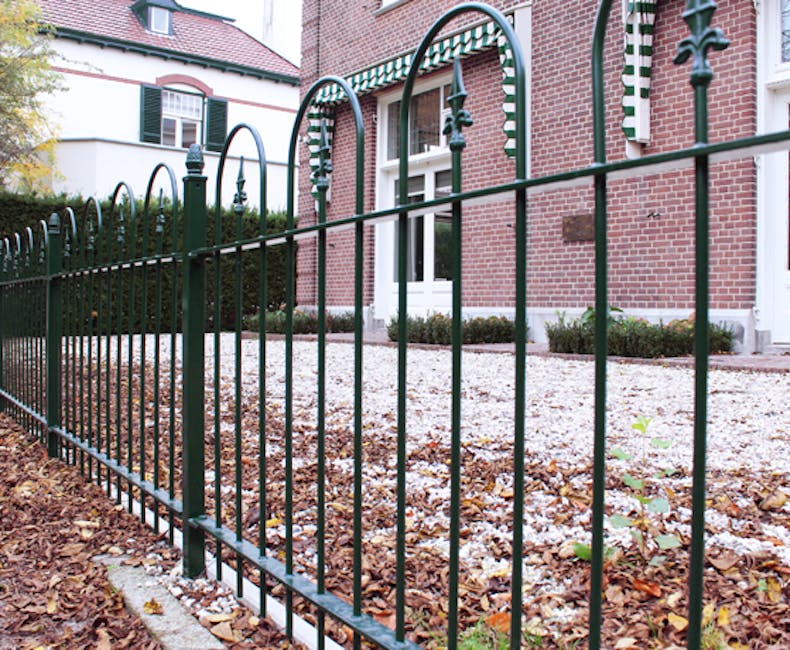 Zierzaun mit traditionellem Bogen und französischem Lilienstil