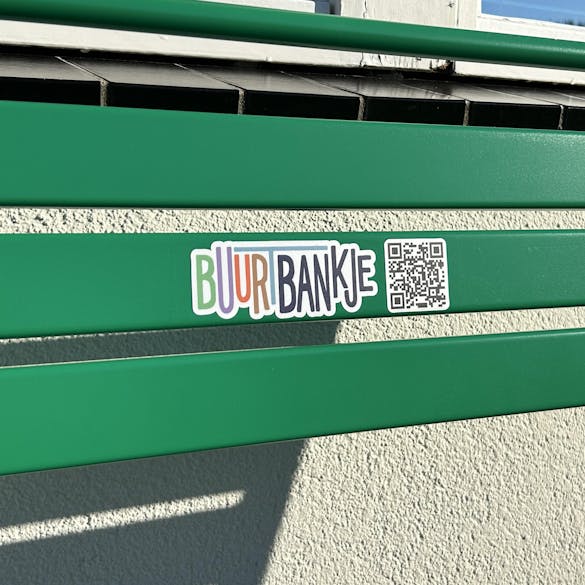 Groen gespoten Max bankje met sticker