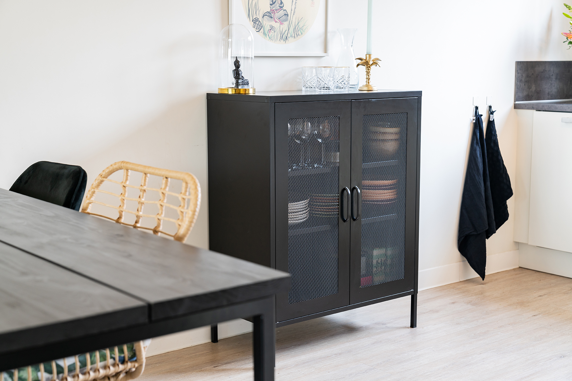 MaximaVida metalen locker vitrine kast zwart bij zwarte tafel klein