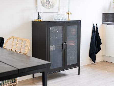 MaximaVida metalen locker vitrine kast zwart bij zwarte tafel klein