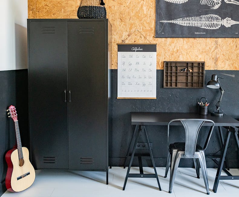 Schwarzer Kleiderschrank Finn im Jungenzimmer