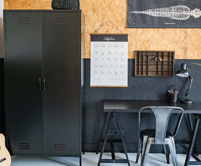 Schwarzer Kleiderschrank Finn im Jungenzimmer