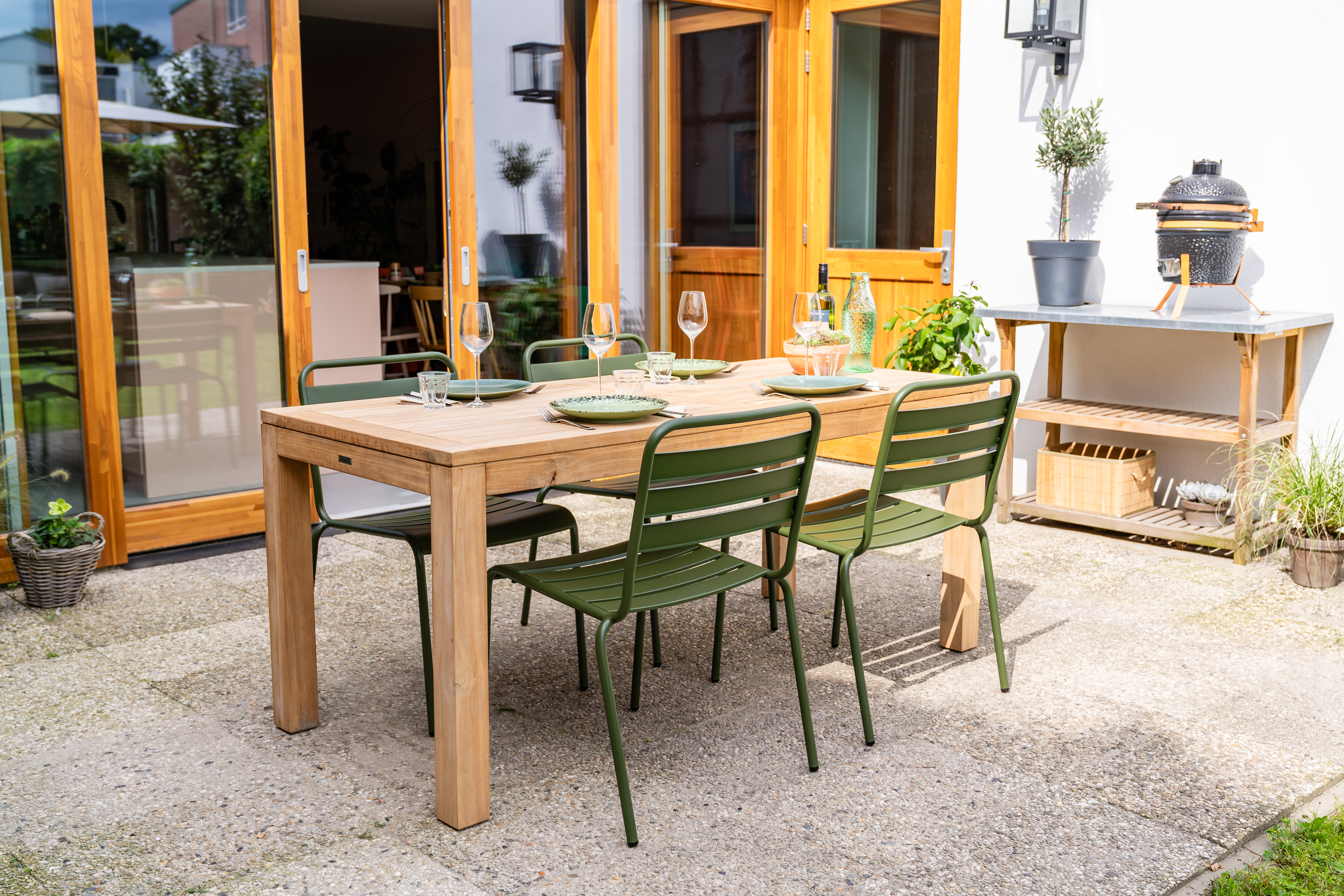 Olivgrüne Java-teak-garnitur auf der terrasse