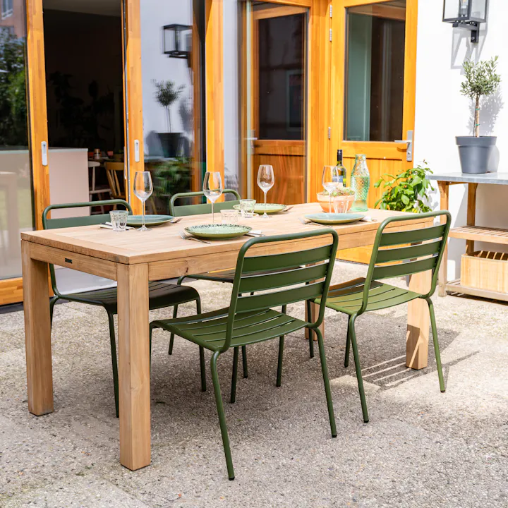 Olivgrüne Java-teak-garnitur auf der terrasse