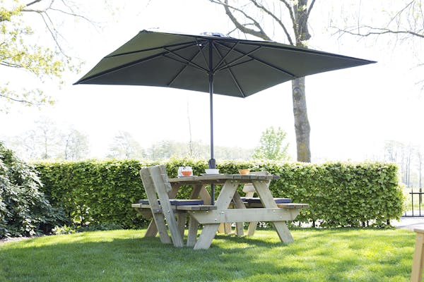 houten picknicktafel met parasolk