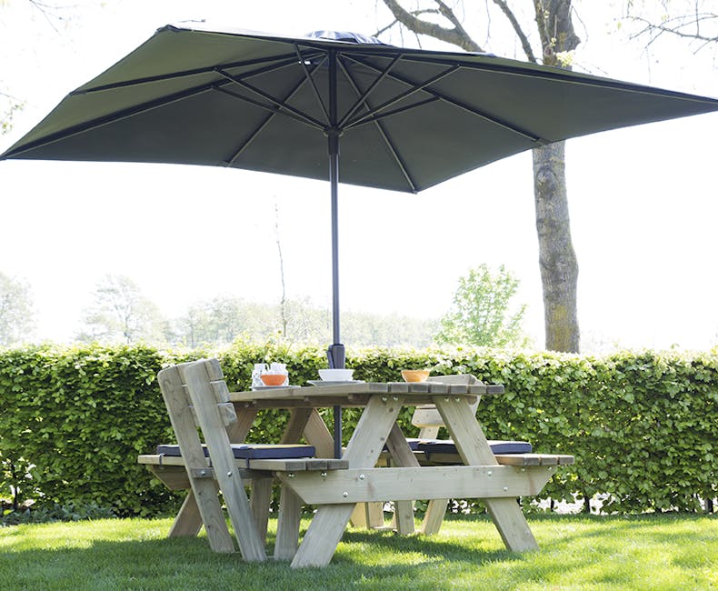 Holz-Picknicktisch mit Sonnenschirm