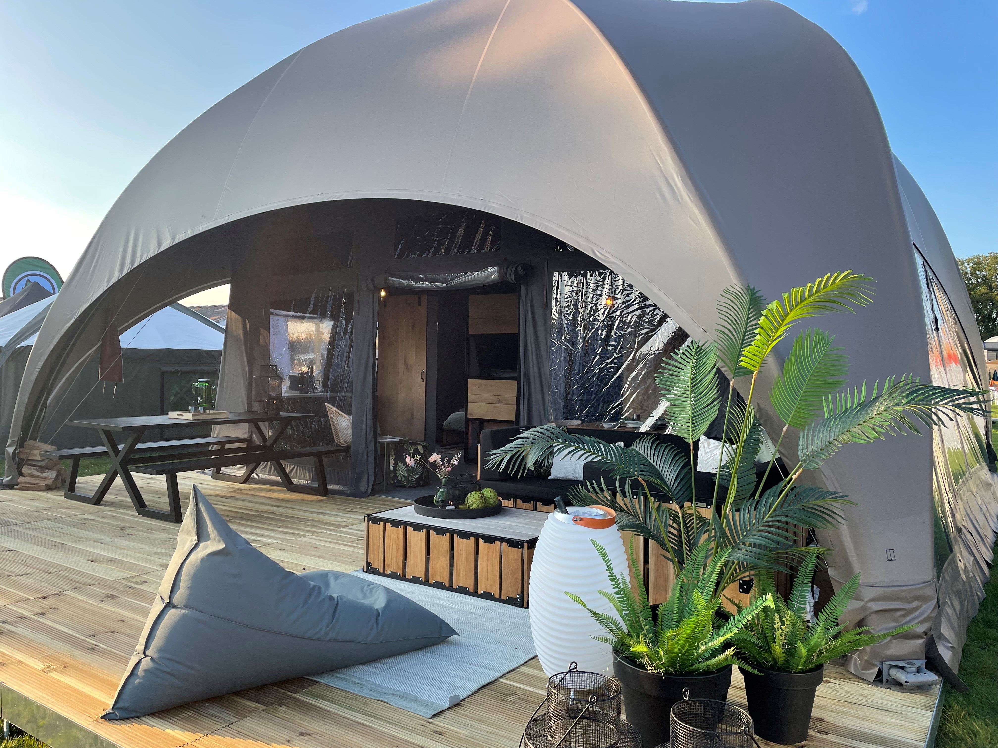 Lodge mit Aluminium-Picknicktisch Dex