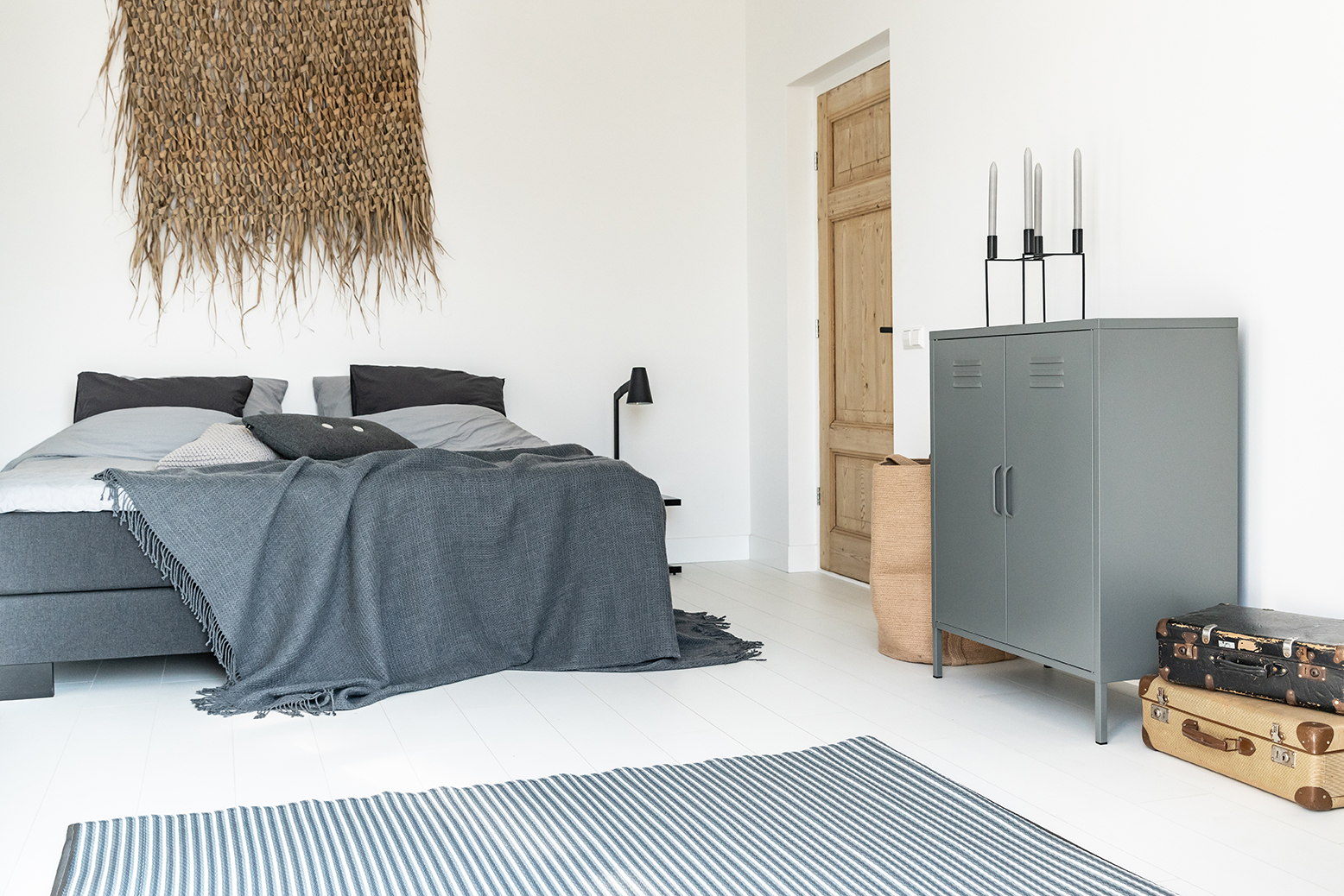 2-deurs locker in muisgrijs in de slaapkamer