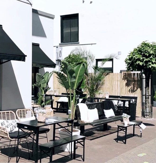 Terrasse bei Kklup mit Möbeln von MaximaVida