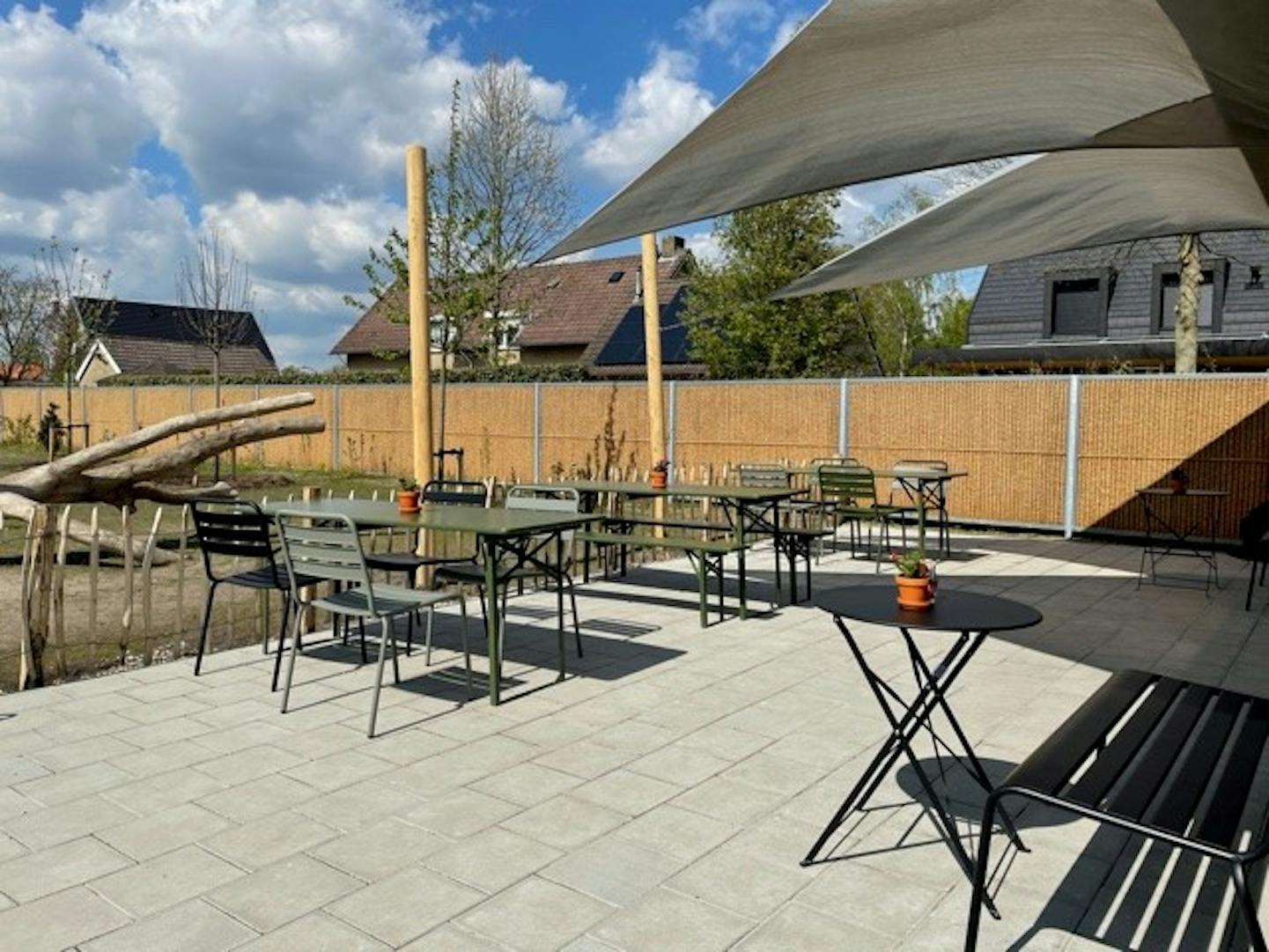 MaximaVida foldable picnic table and garden chair Max XXL on the terrace of Puur Gluk 