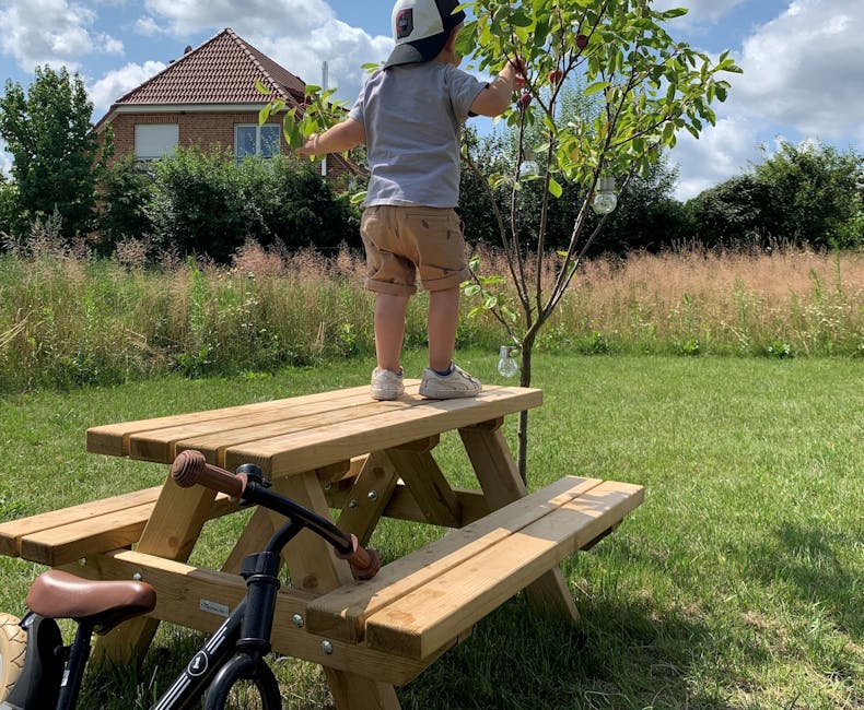 Kinderpicknicktafel Tallinn met kindje op de tafel