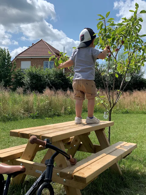 Kinderpicknicktafel Tallinn met kindje op de tafel