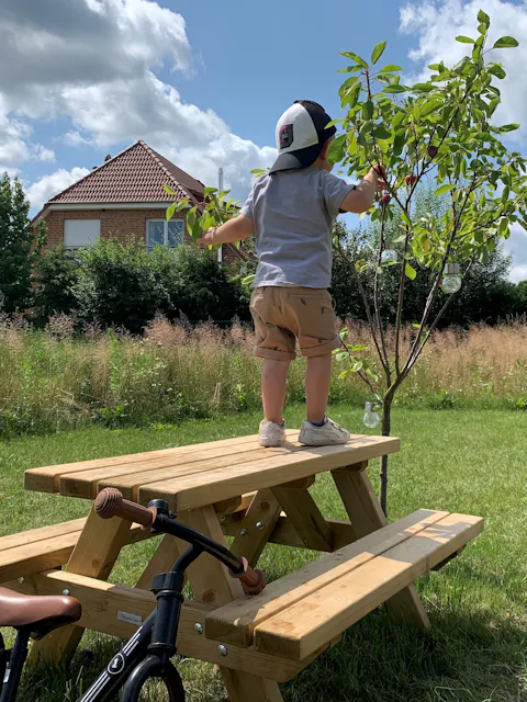 Kinderpicknicktafel Tallinn met kindje op de tafel