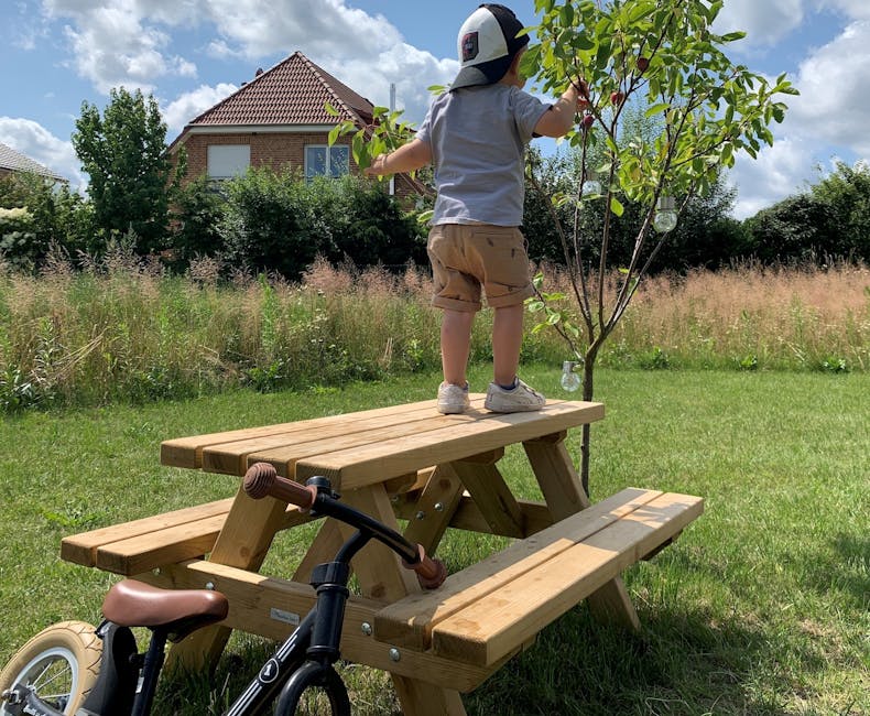 Kinderpicknicktisch Tallinn mit Kind auf dem Tisch