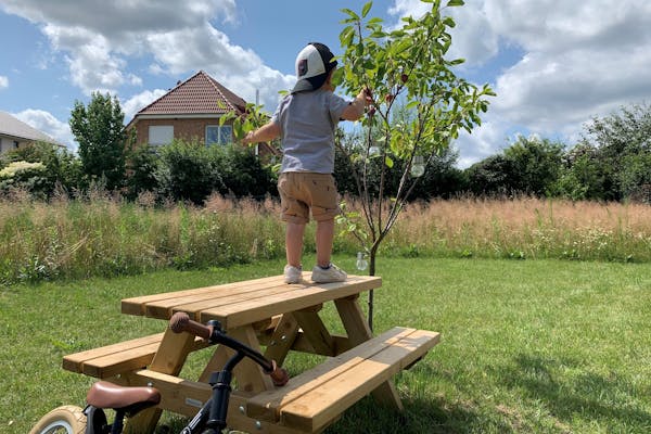 Kinderpicknicktafel Tallinn met kindje op de tafel