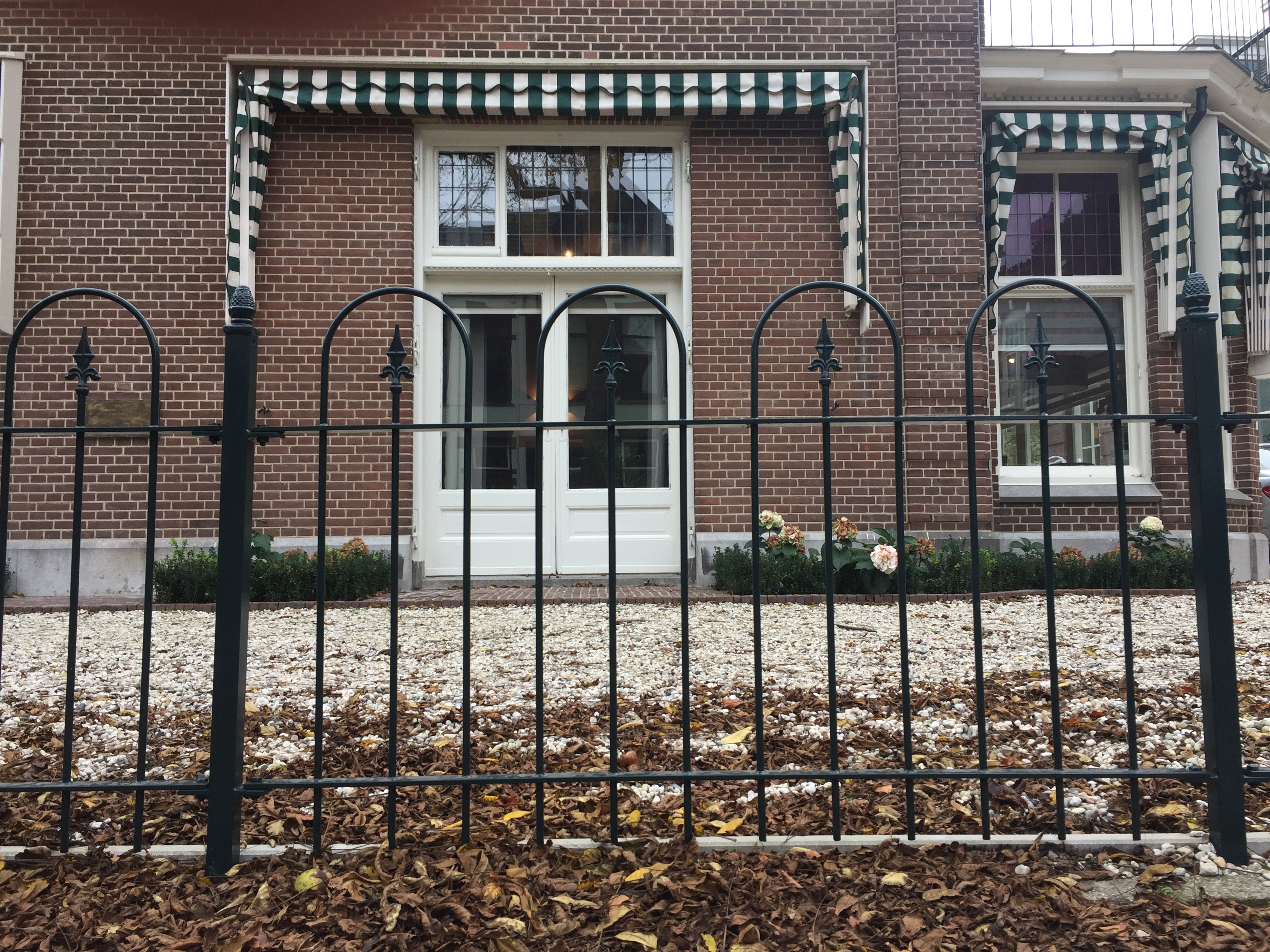 Sierhekwerk met traditionele boog en Franse lelie stijl