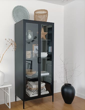 Zwarte vitrinekast in woonkamer