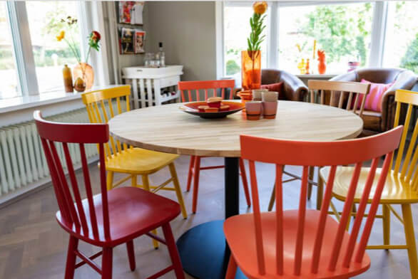 MaximaVida round dining table with Portland legs