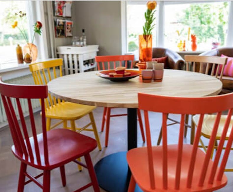 MaximaVida round dining table with Portland legs