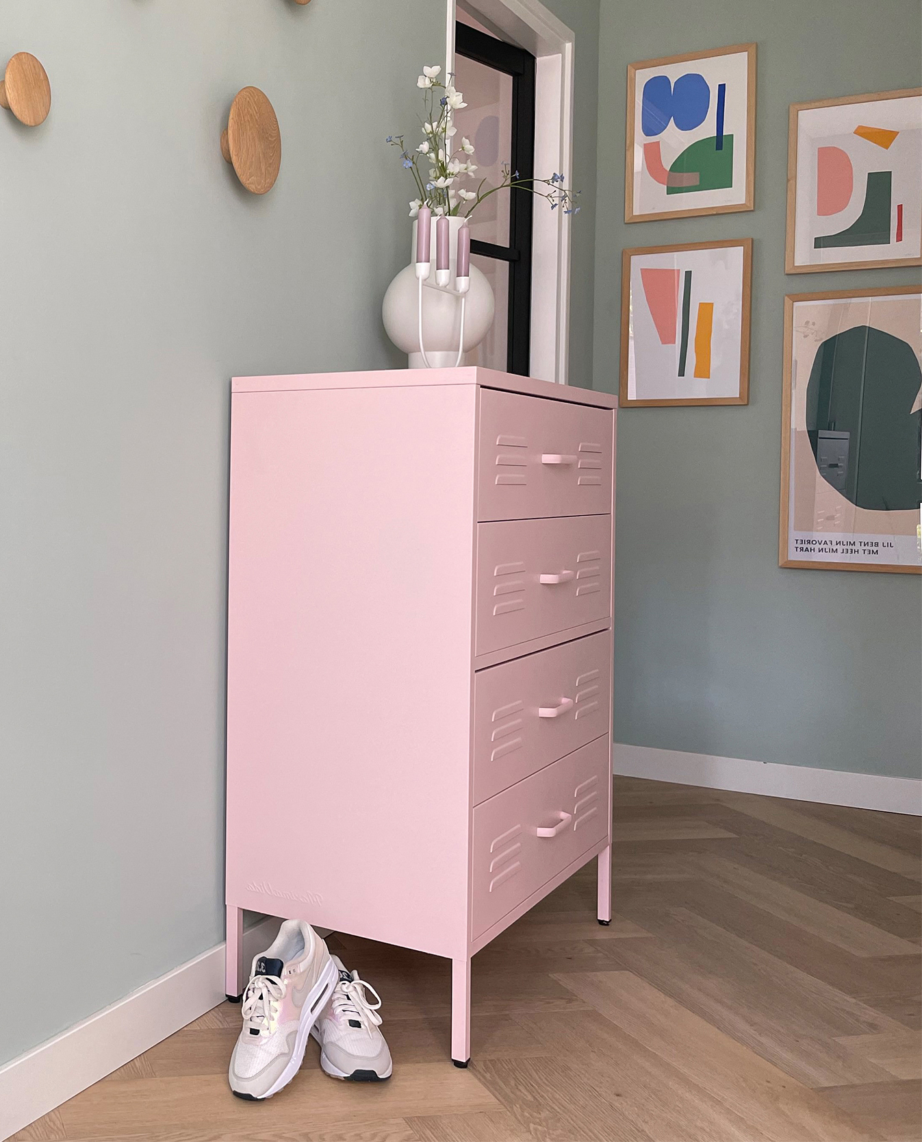 Poederroze lade lockerkast
