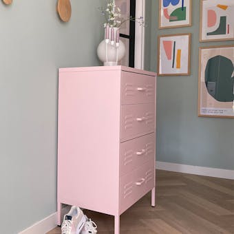 Poederroze lade lockerkast