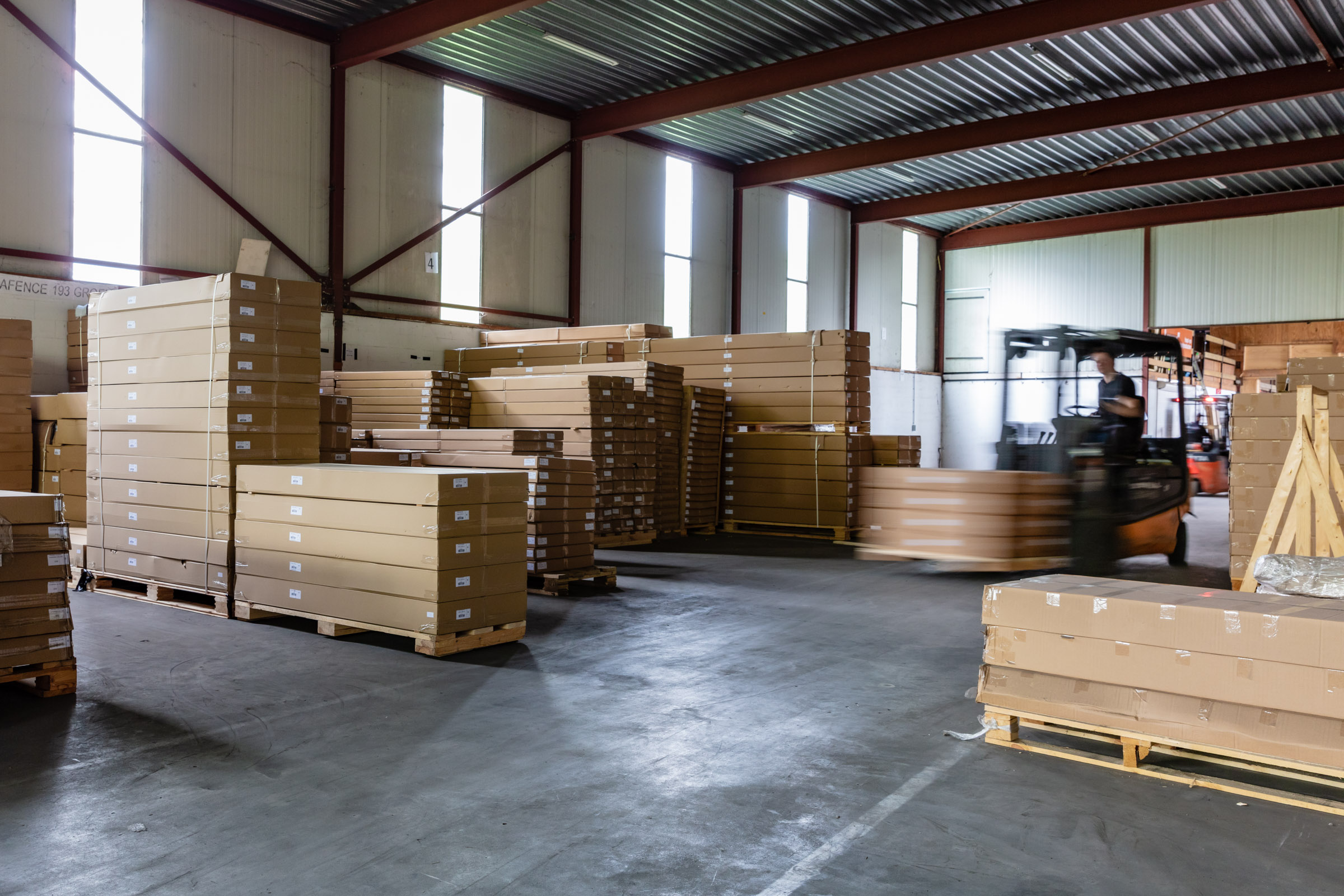 Het neerzetten van de binnengekomen vracht in het MaximaVida magazijn